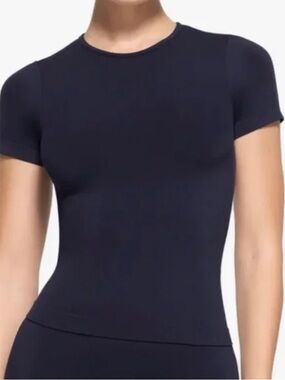 Skims Soft Smoothing Seamless T Shirt in Eclipse! S, M & L - NWT